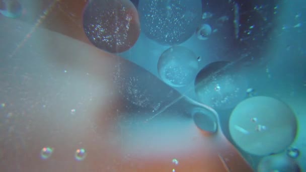 Нафтові Бульбашки Вода Простір Виглядає Макрозйомка Високоякісні Кадри — стокове відео