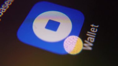 Qawra, Malta, 05.07.2022 - Cüzdan uygulaması makro görüntüsü açılıyor. Yüksek kalite 4k görüntü