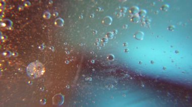 Yağ kabarcıkları ve su. Uzaya bakan makro çekim. Yüksek kalite 4k görüntü