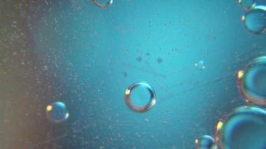Yağ kabarcıkları ve su. Uzaya bakan makro çekim. Yüksek kalite 4k görüntü
