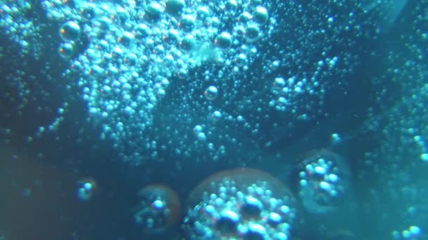 Нафтові Бульбашки Вода Простір Виглядає Макрозйомка Високоякісні Кадри — стокове відео