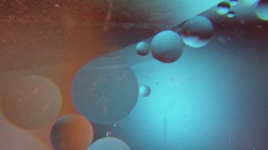 Yağ kabarcıkları ve su. Uzaya bakan makro çekim. Yüksek kalite 4k görüntü