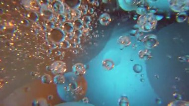 Yağ kabarcıkları ve su. Uzaya bakan makro çekim. Yüksek kalite 4k görüntü