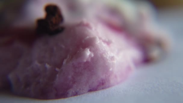 Макро Стаканчик Мороженым Клубничное Шоколадное Мороженое Растапливает Временной Промежуток Высококачественные — стоковое видео