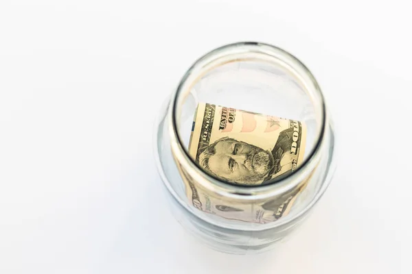 İçinde Amerikan parası olan cam kavanoz, beyaz arka plan için 50 dolar, üst manzara, düz yatak. Para ve finans.