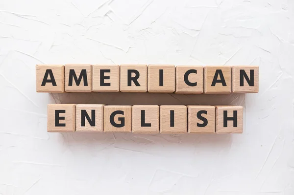 Κείμενο American English Ξύλινους Κύβους Λευκό Στόκο Φόντο Μαθαίνοντας Γλώσσες — Φωτογραφία Αρχείου
