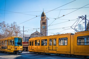 Budapeşte, Macaristan, Mart 2020, Mester ve Haller Caddesi 'ndeki Saint Vincent de Paul kilisesinin önünden geçen iki tramvayın görüntüsü.