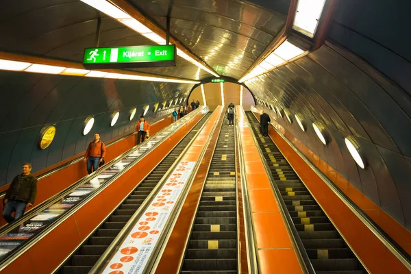 匈牙利布达佩斯 2020年3月 Klinikak地铁站内的自动扶梯视图 — 图库照片