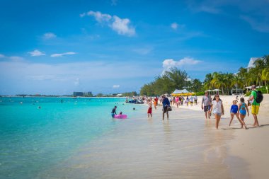 Grand Cayman, Cayman Adaları, Haziran 2021, Karayip Denizi kıyısındaki Seven Mile Plajı 'ndaki insanlar yüzme yarışması sırasında 