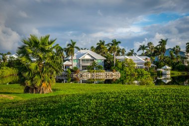 Grand Cayman, Cayman Adaları, Kasım 2021, Britanya Emlakçılık Sabah erken saatlerde golf sahasında