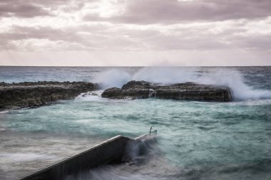 Karayip Denizi üzerinde fırtına, Kuzey West Point kamu botu rampası, Grand Cayman, Cayman Adaları