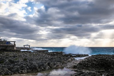 Karayip Denizi üzerinde fırtına, Batı Körfezi bölgesinde, Grand Cayman, Cayman Adaları