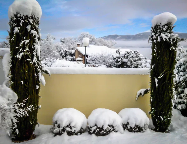 Vista Pared Delantera Del Jardín Cubierta Por Grueso Lecho Nieve — Foto de Stock