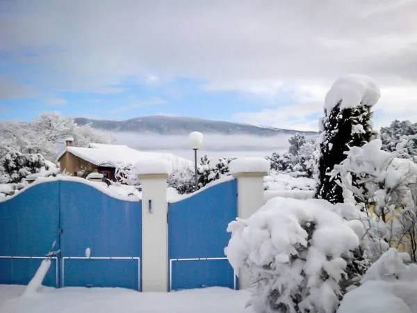 Vista Puerta Delantera Del Jardín Cubierta Por Grueso Lecho Nieve — Foto de Stock
