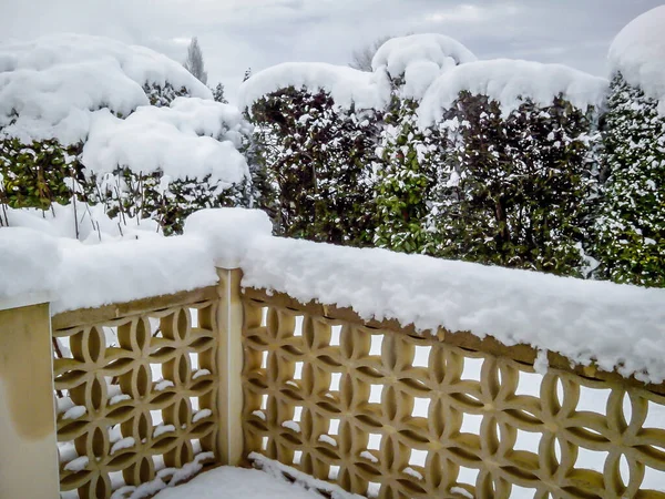 Vista Jardín Paredes Cubiertas Por Grueso Lecho Nieve Sur Francia — Foto de Stock