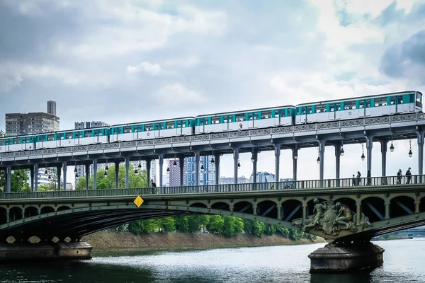 Paris France May 2022 View Train Passing Bir Hakeim Bridge — 图库照片