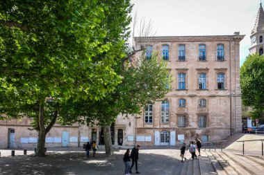 Marsilya, Fransa, Mayıs 2022, Villeneuve-Bargemon Plaza 'da bina 