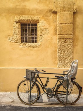 Fransa 'nın Aix-en-Provence caddesinde çocuk koltuğu olan bir bisiklet.