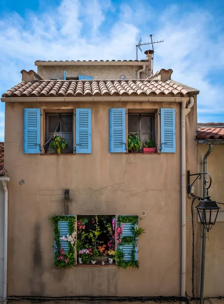프랑스 마르세유 2022 파니에 지역에 꽃으로 장식된 창문들이 — 스톡 사진