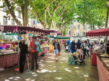 Aix-en-Provence, Fransa, Mayıs 2022, Provence 'deki pazar günü