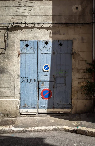 Вид Старую Синюю Деревянную Дверь Районе Панье Марсель — стоковое фото