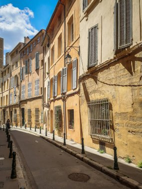 Aix-en-Provence, Fransa, Mayıs 2022, Güney Fransa 'da dar bir cadde manzarası