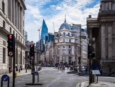 Londra, İngiltere, Temmuz 2022, bir yaz gününde Bank metro istasyonunun 1 Cornhill manzarası