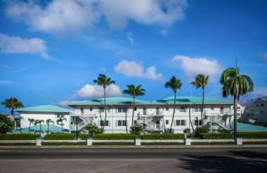 Grand Cayman, Cayman Adaları, Aug 2022, George Town bölgesindeki Seven Mile Beach Resort manzaralı