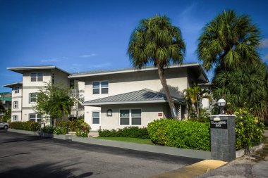 Grand Cayman, Cayman Adaları, Aug 2022, Tamarind Körfezi manzarası George Town bölgesinde bir apartman dairesi.