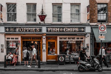 Londra, İngiltere, Temmuz 2022, East End balık ve patates kızartması dükkanının dışındaki şehir manzarası