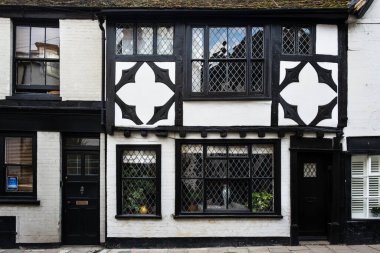 Doğu Sussex, Birleşik Krallık, Eylül 2022, ortaçağ Rye kasabasındaki tipik bir eski evin dış görünüşü