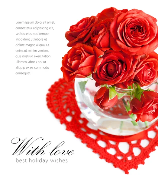 Rose rosse con foglia verde in un vaso — Foto Stock