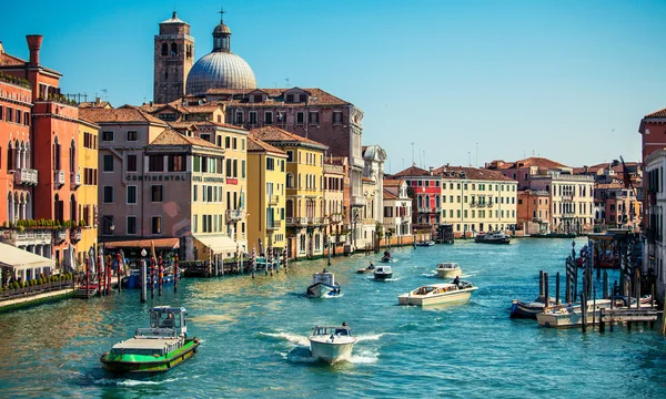 Großer Kanal mit Booten in Venedig, Italien — Stockfoto