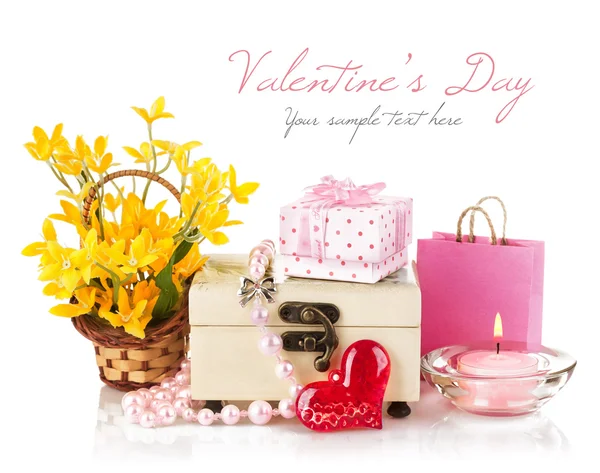 De dag van Valentijnskaarten concept met cadeau en bloemen — Stockfoto