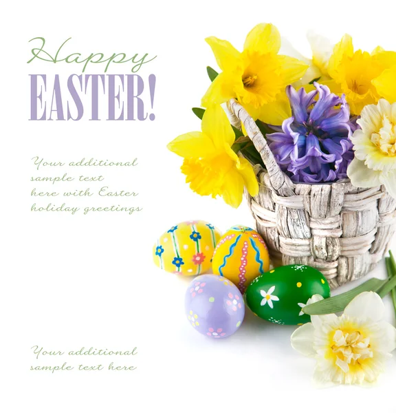 复活节彩蛋与在篮子里的春天的花朵 — 图库照片