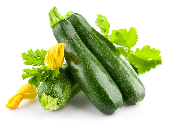 Frische Zucchini mit grünen Blättern und Blumen — Stockfoto