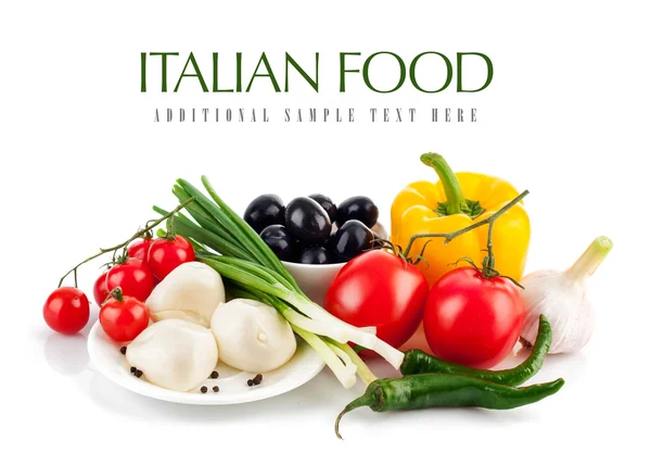 Verse groenten met Italiaanse kaas mozzarella — Stockfoto
