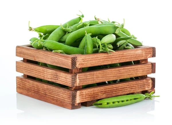 Guisantes verdes en caja de madera — Foto de Stock