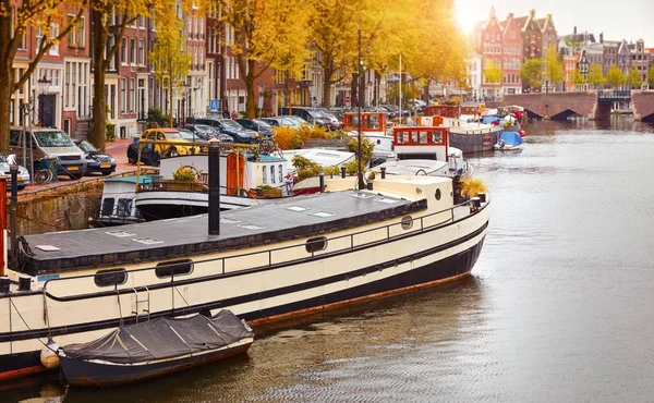 Amesterdão, Países Baixos. Barco doméstico. Barco casa ao pôr-do-sol — Fotografia de Stock