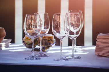 Şarap kadehleri servis masasında hazır yemek..