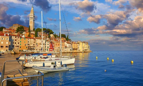 Antik stad Rovinj, Istrien, Kroatien. Sjömorgon yachter båtar. — Stockfoto