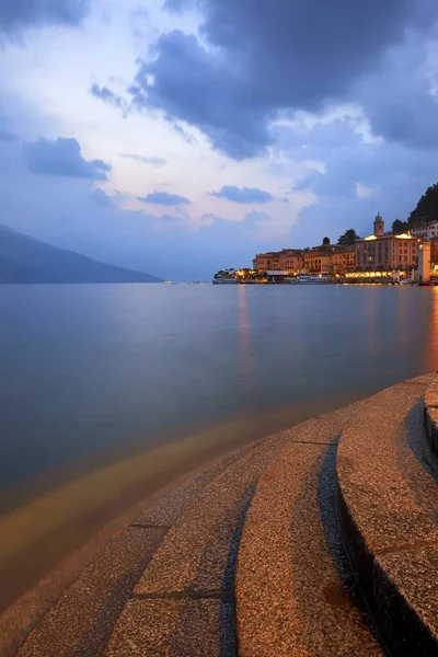 Itálie Bellagio. Pohled na jezero Como. Vektorová ilustrace. — Stock fotografie