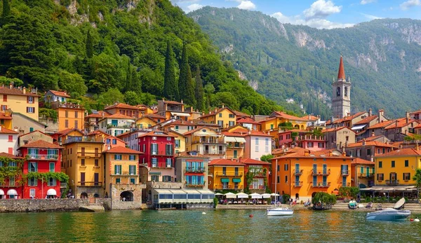 Varenna, Italia. Pittoresca cittadina sul lago di Como. Vettore — Foto Stock