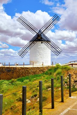 Rüzgar değirmenleri ve Consuegra 'daki eski kale.