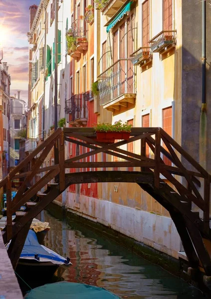 Venezia, Venetien, Italien. Historische Holzbrücke. — Stockfoto