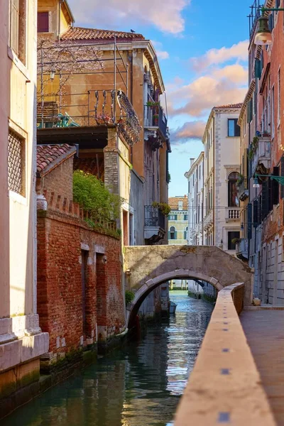 Venezia, Veneto, Italië. Oude stenen brug op kanaal. — Stockfoto