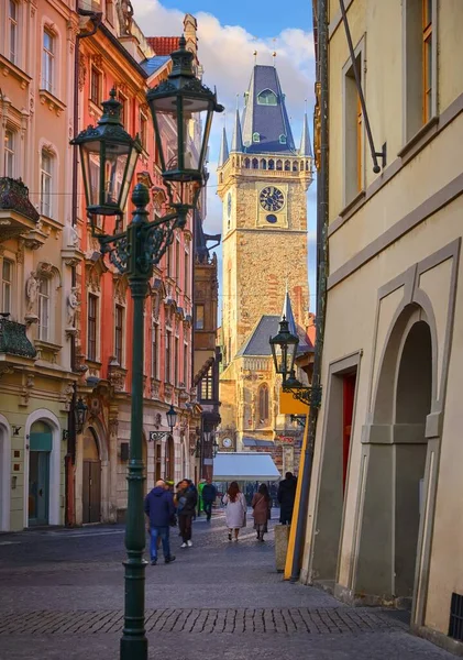 Praga, Czechy Średniowieczny ratusz z wąskiego. — Zdjęcie stockowe