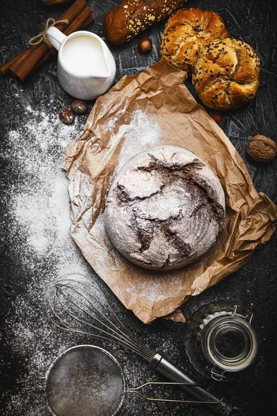 Pane fresco con crosta croccante su pergamena. Illustrazione vettoriale. — Foto Stock