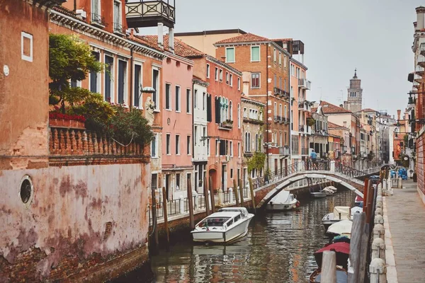 Canal en Venecia con góndola puente barco. Ilustración vectorial. — Foto de Stock