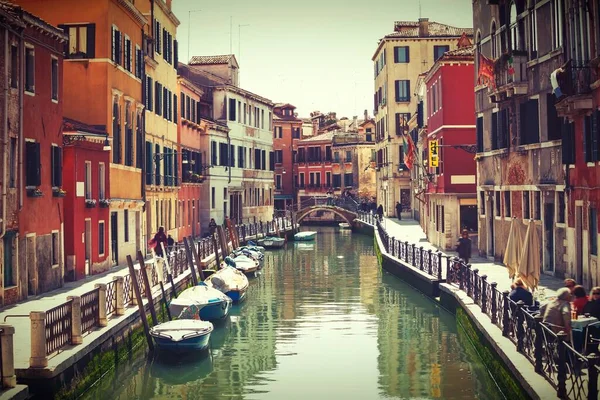 威尼斯的海峡，与桥船贡多拉。矢量说明. — 图库照片